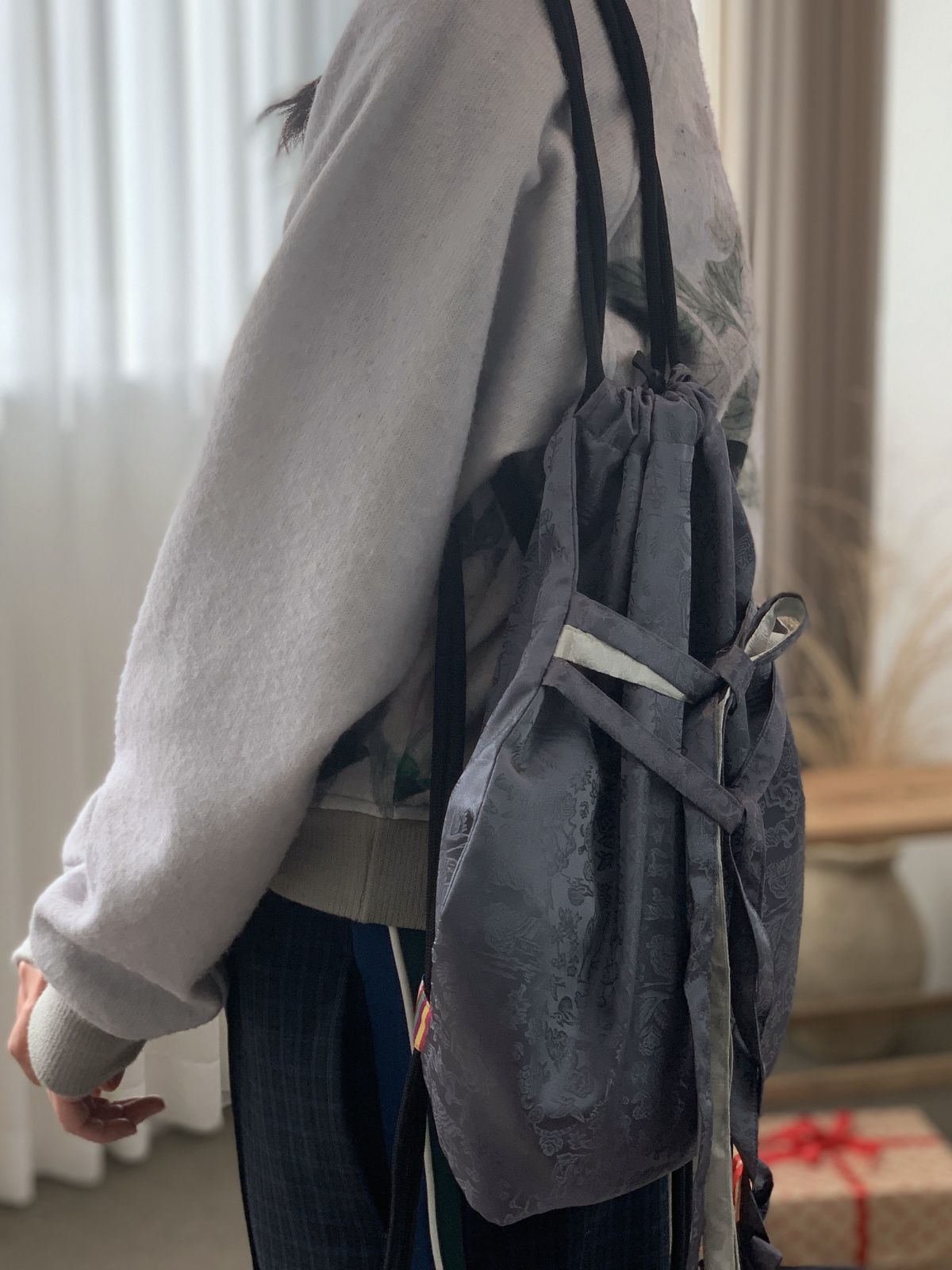 칠 하나 투 구육(71TO96) Ribbon String back pack (Charcoal)