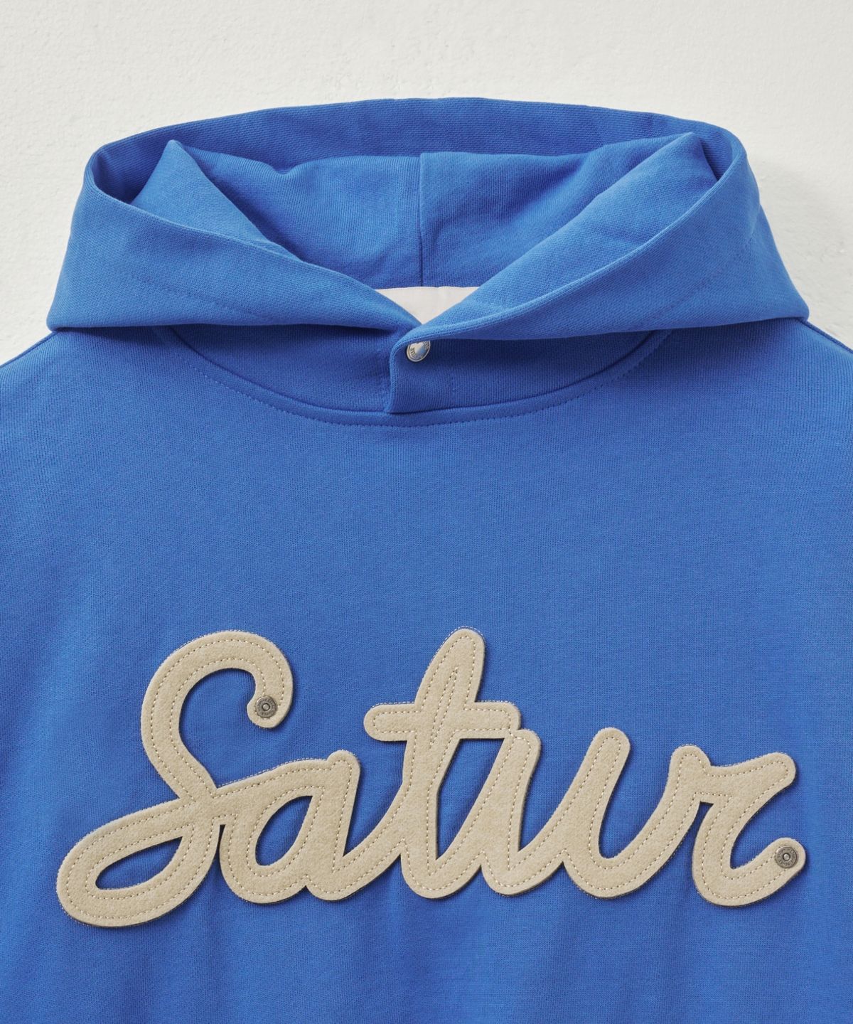 세터(SATUR) 루고 아플리케 리벳 후드 블루