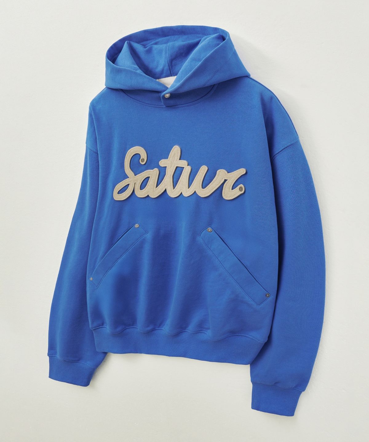 세터(SATUR) 루고 아플리케 리벳 후드 블루