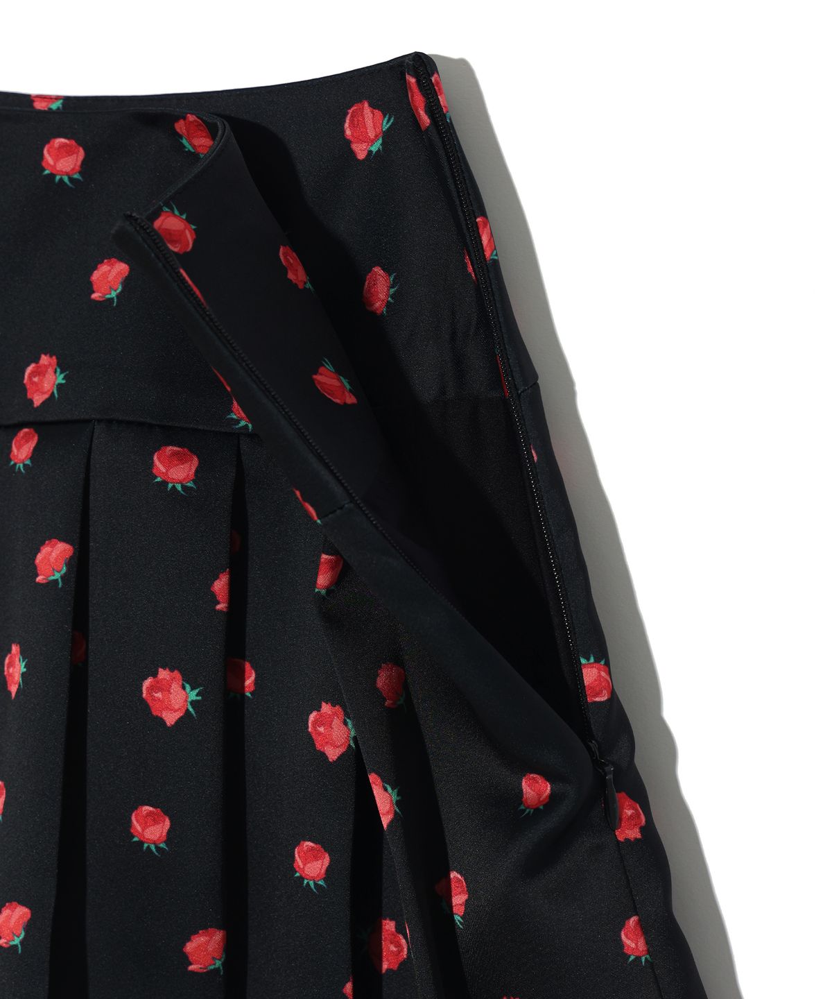 유희(YOUHEE) FLOWER PLEATS LACE SKIRT BLACK