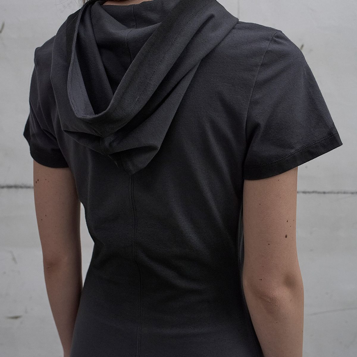 엘씨디씨티엠(LCDC™) HOODED TWISTED DRESS (DARK GREY)
