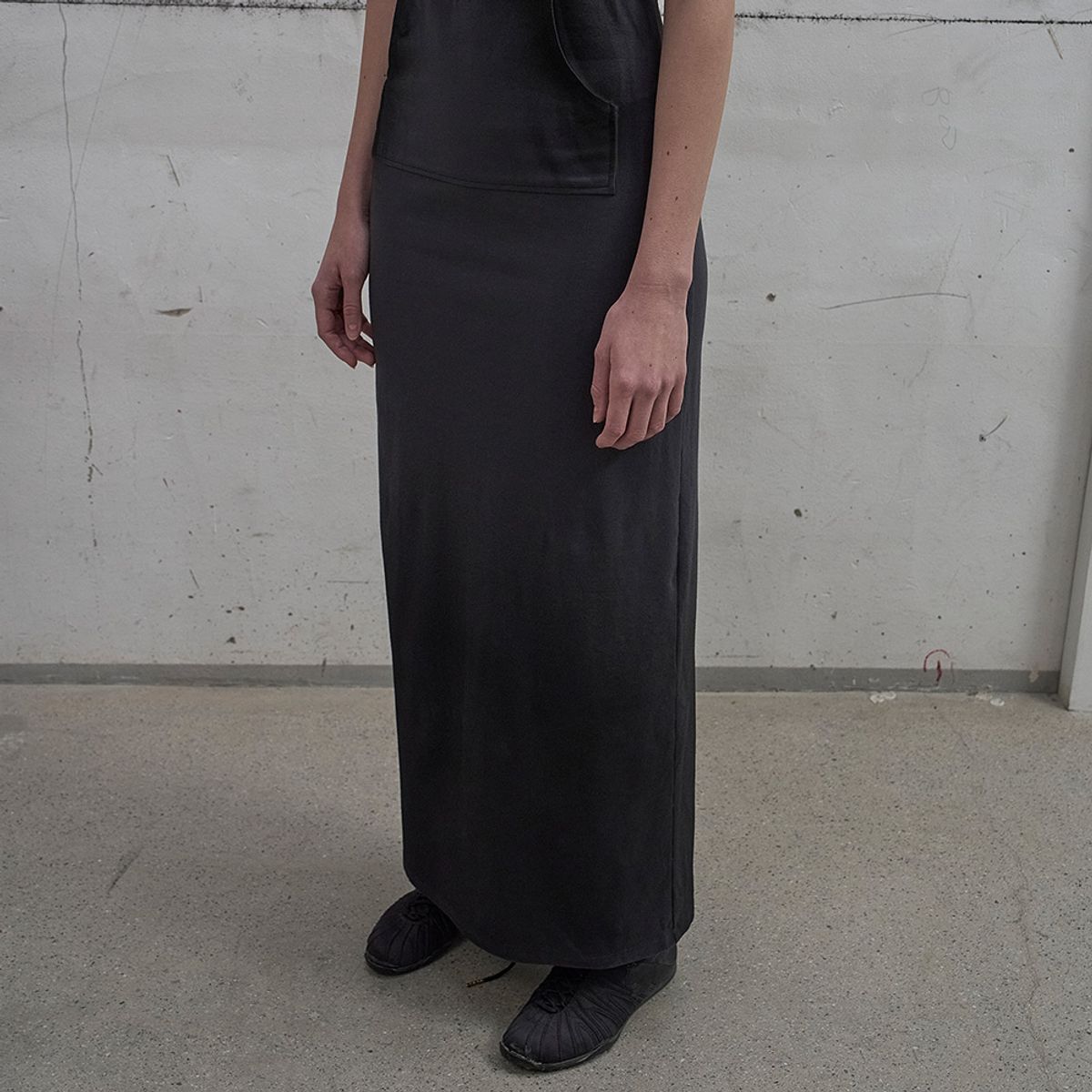 엘씨디씨티엠(LCDC™) HOODED TWISTED DRESS (DARK GREY)