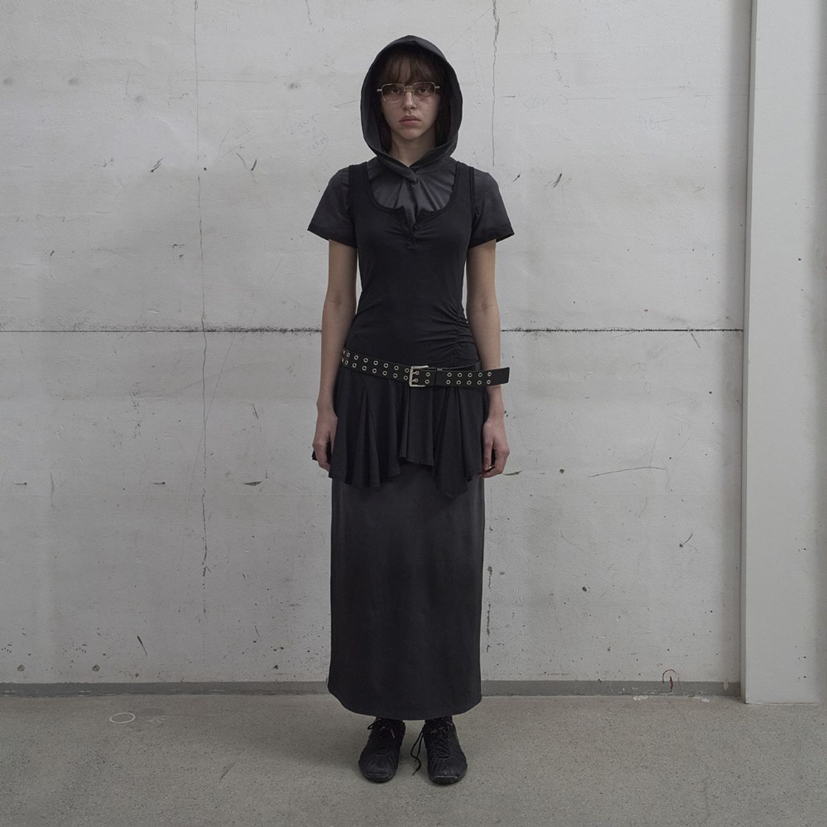 엘씨디씨티엠(LCDC™) HOODED TWISTED DRESS (DARK GREY)