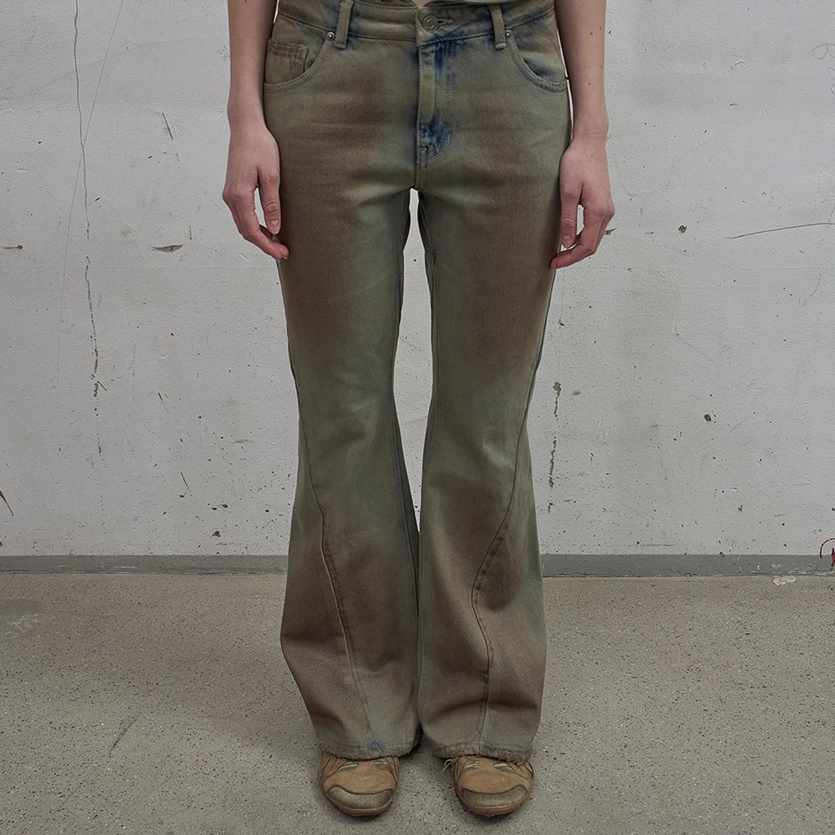 엘씨디씨티엠(LCDC™) CUT-OUT WAIST WASHED DENIM (SAND GREY)