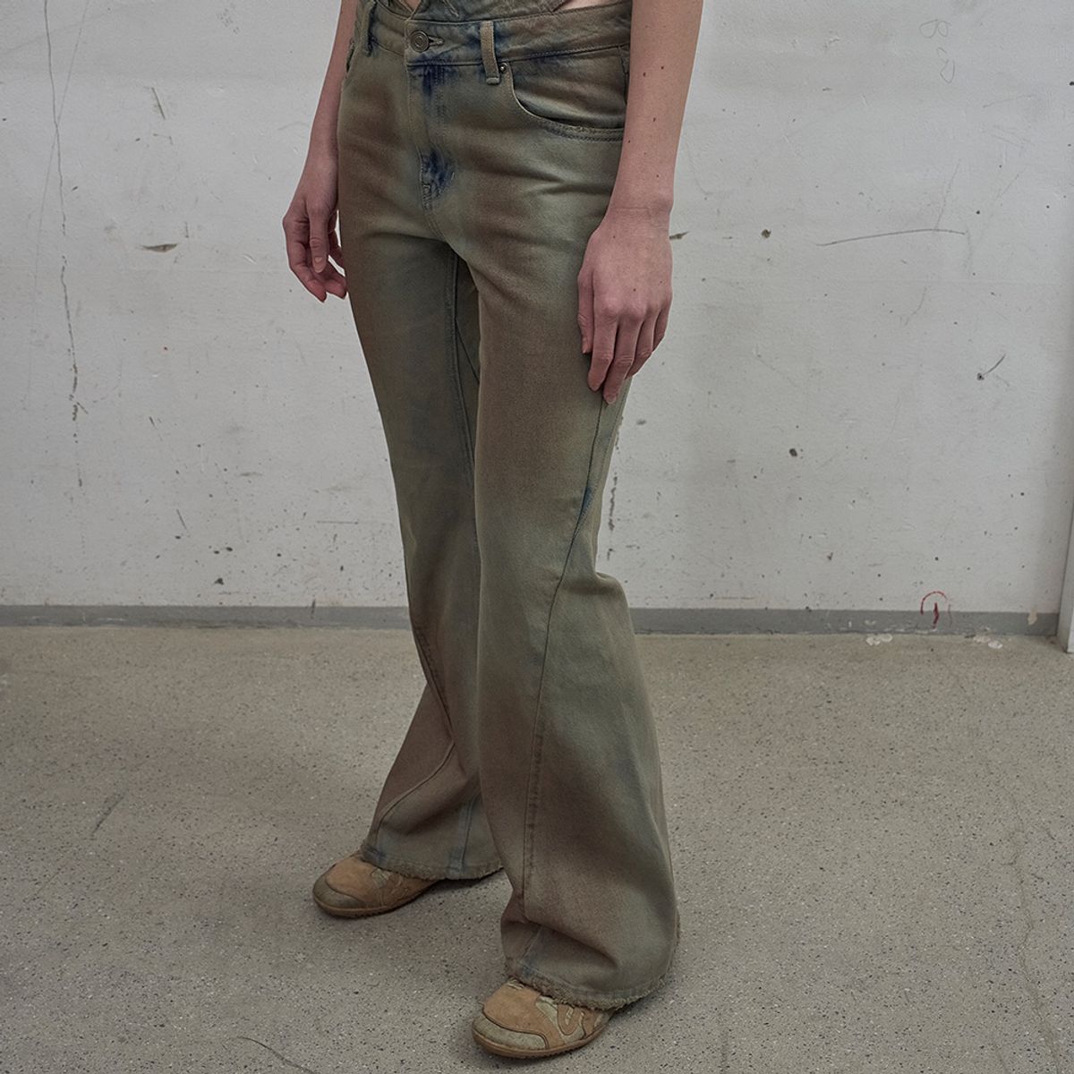 엘씨디씨티엠(LCDC™) CUT-OUT WAIST WASHED DENIM (SAND GREY)