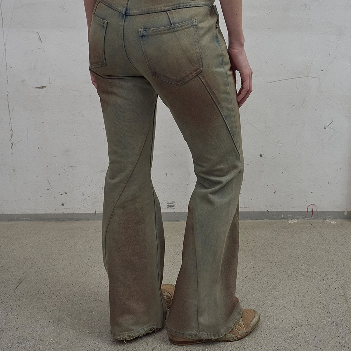 엘씨디씨티엠(LCDC™) CUT-OUT WAIST WASHED DENIM (SAND GREY)