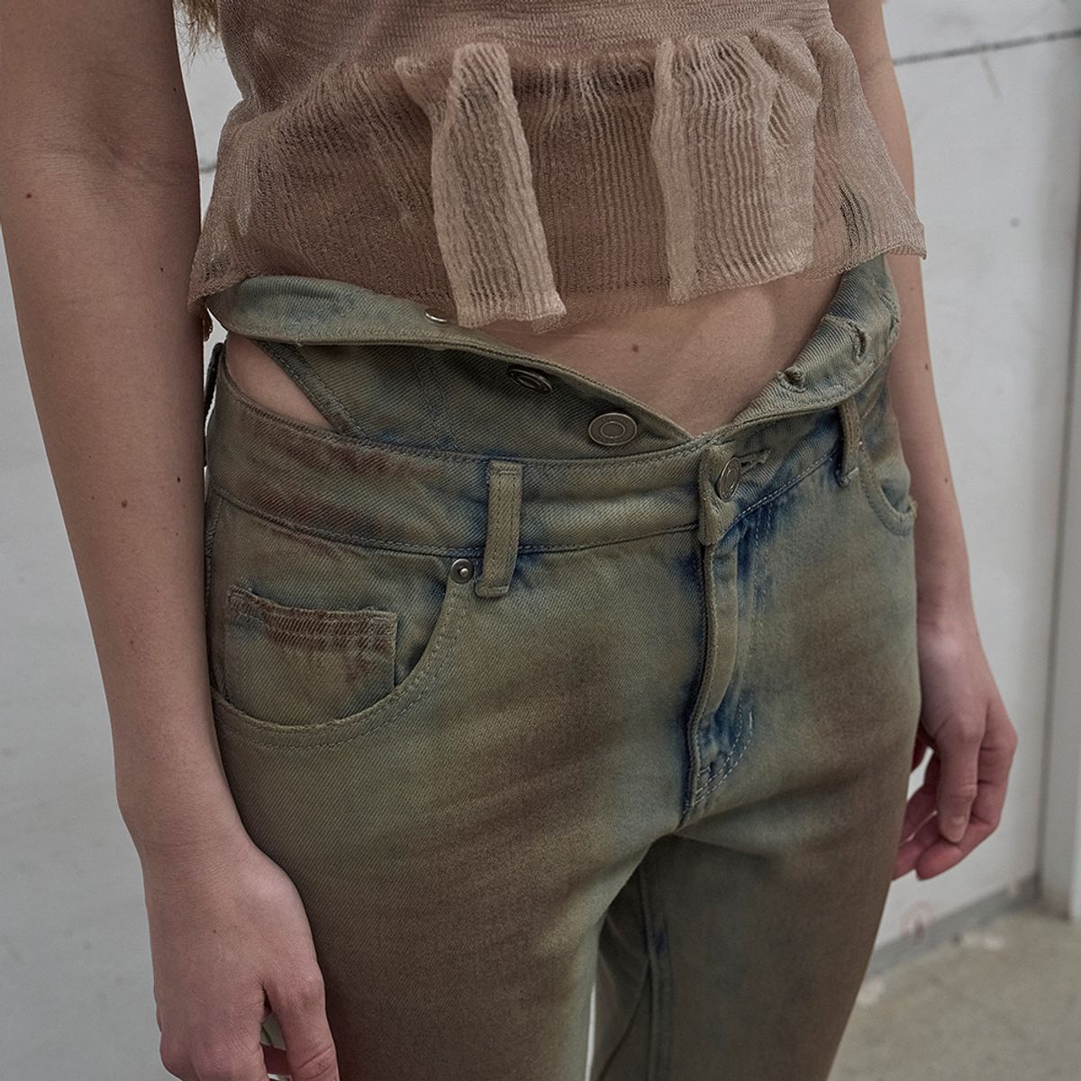 엘씨디씨티엠(LCDC™) CUT-OUT WAIST WASHED DENIM (SAND GREY)