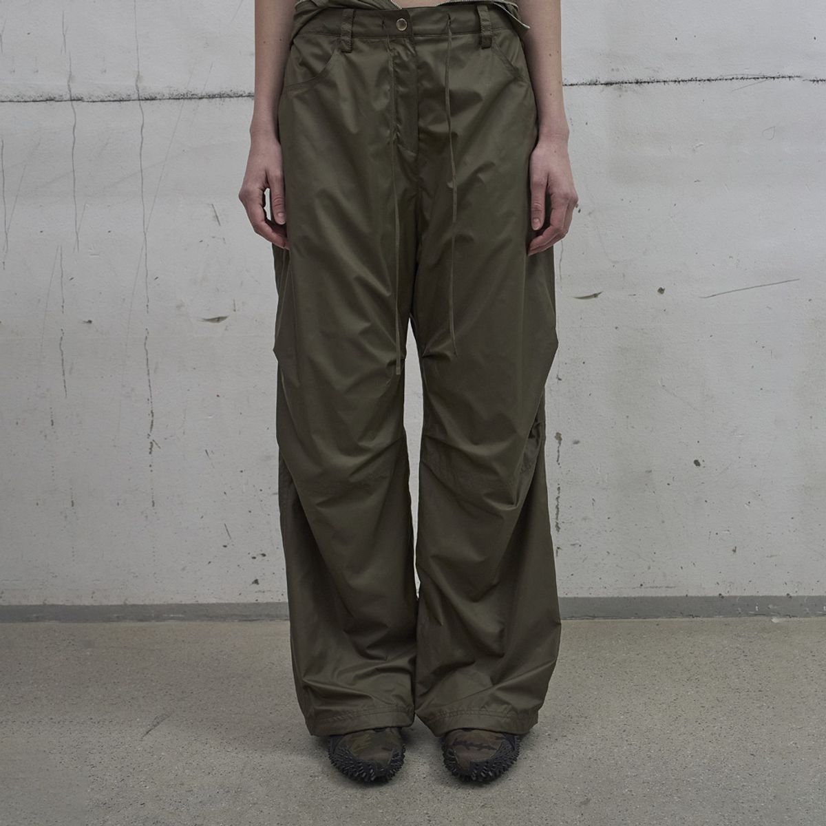 엘씨디씨티엠(LCDC™) DRAWSTRING PARACHUTE TROUSERS (KHAKI)