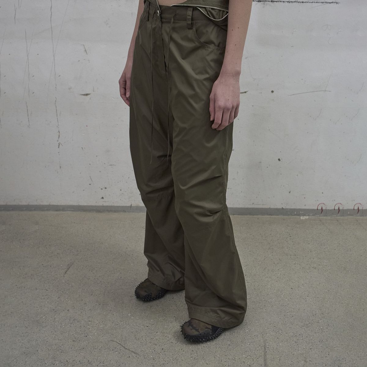 엘씨디씨티엠(LCDC™) DRAWSTRING PARACHUTE TROUSERS (KHAKI)