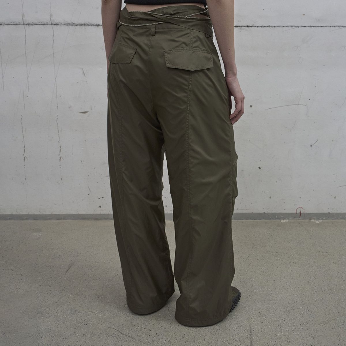 엘씨디씨티엠(LCDC™) DRAWSTRING PARACHUTE TROUSERS (KHAKI)