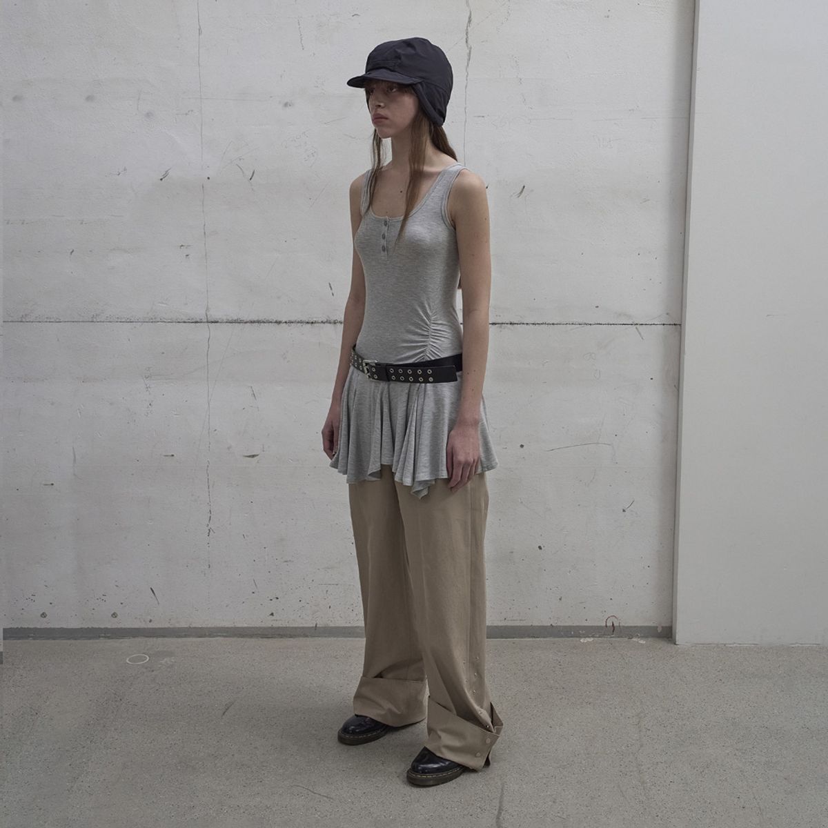 엘씨디씨티엠(LCDC™) FRILL SLEEVELESS TOP (GREY)