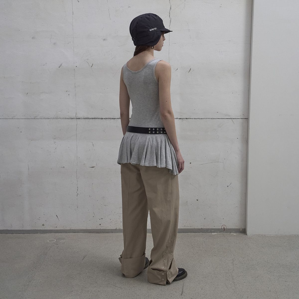 엘씨디씨티엠(LCDC™) FRILL SLEEVELESS TOP (GREY)