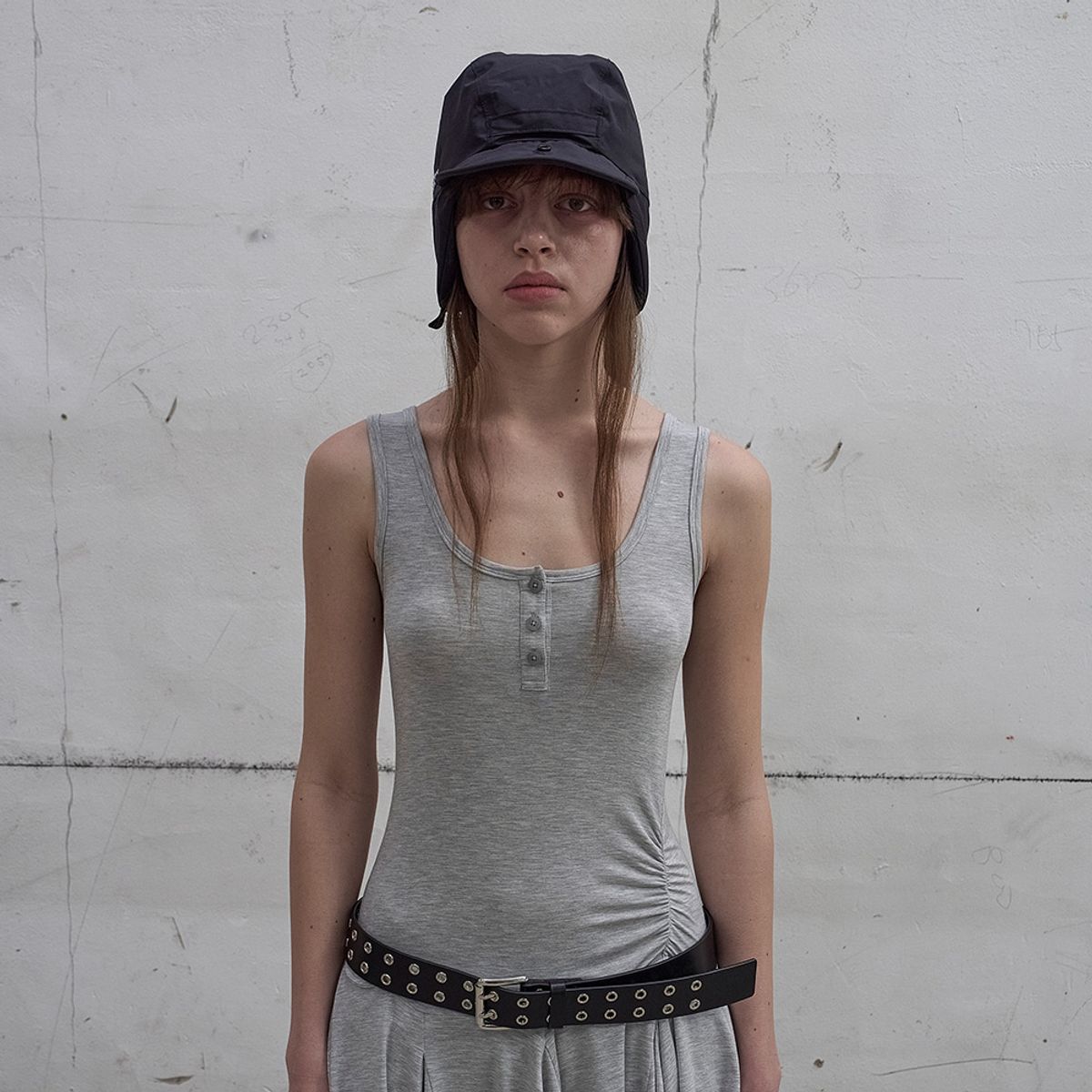 엘씨디씨티엠(LCDC™) FRILL SLEEVELESS TOP (GREY)
