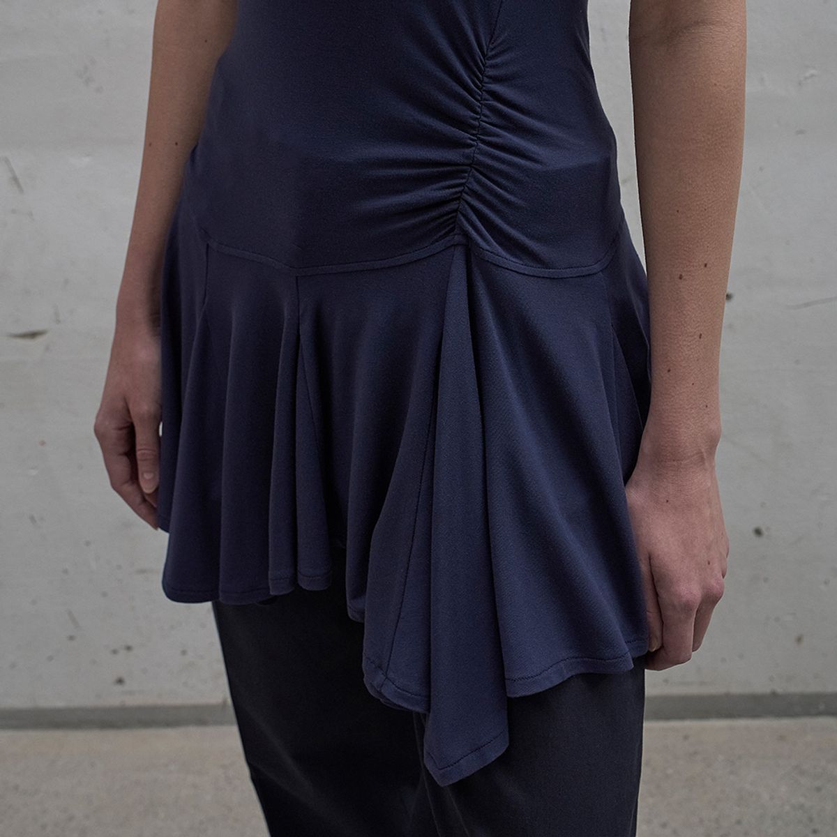 엘씨디씨티엠(LCDC™) FRILL SLEEVELESS TOP (DARK NAVY)
