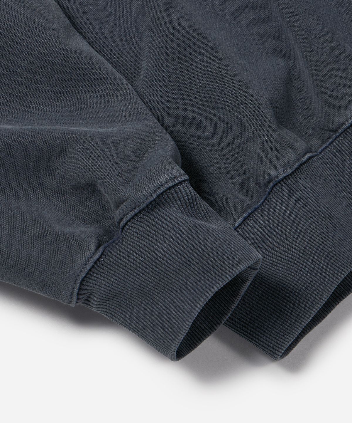 프리즘웍스(FRIZMWORKS) BLACK FLAG PIGMENT DYEING SWEATSHIRT _ NAVY