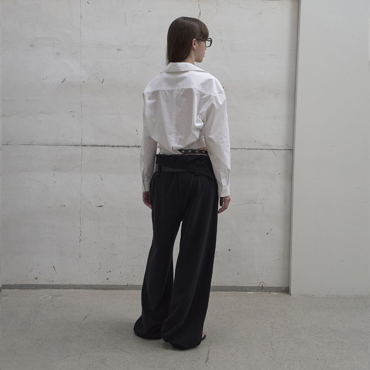 엘씨디씨티엠(LCDC™) TWISTED-DETAIL SHIRT (WHITE)
