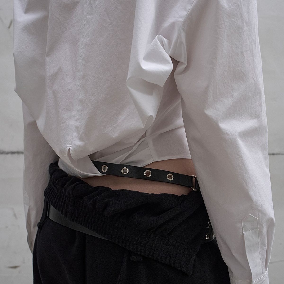 엘씨디씨티엠(LCDC™) TWISTED-DETAIL SHIRT (WHITE)