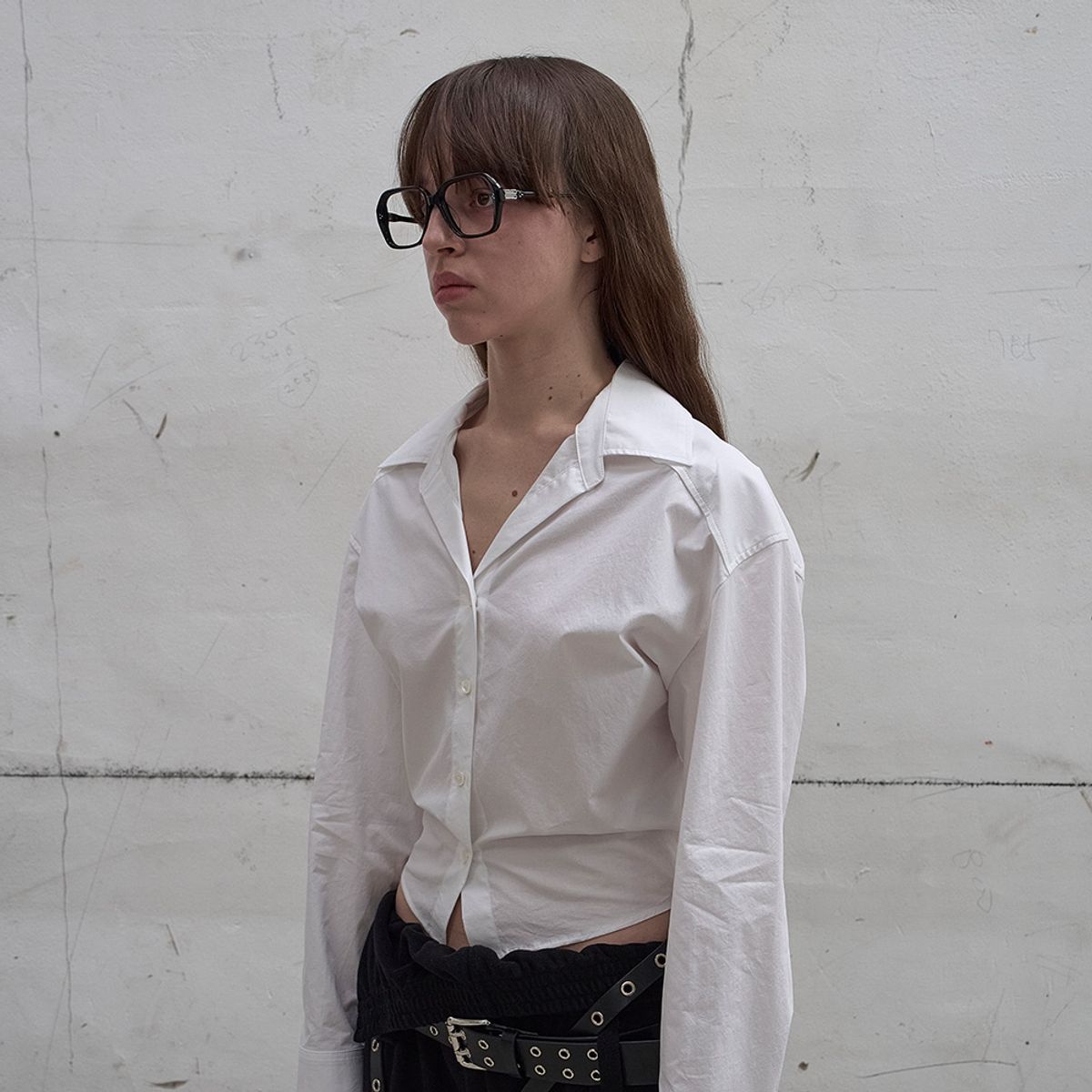엘씨디씨티엠(LCDC™) TWISTED-DETAIL SHIRT (WHITE)