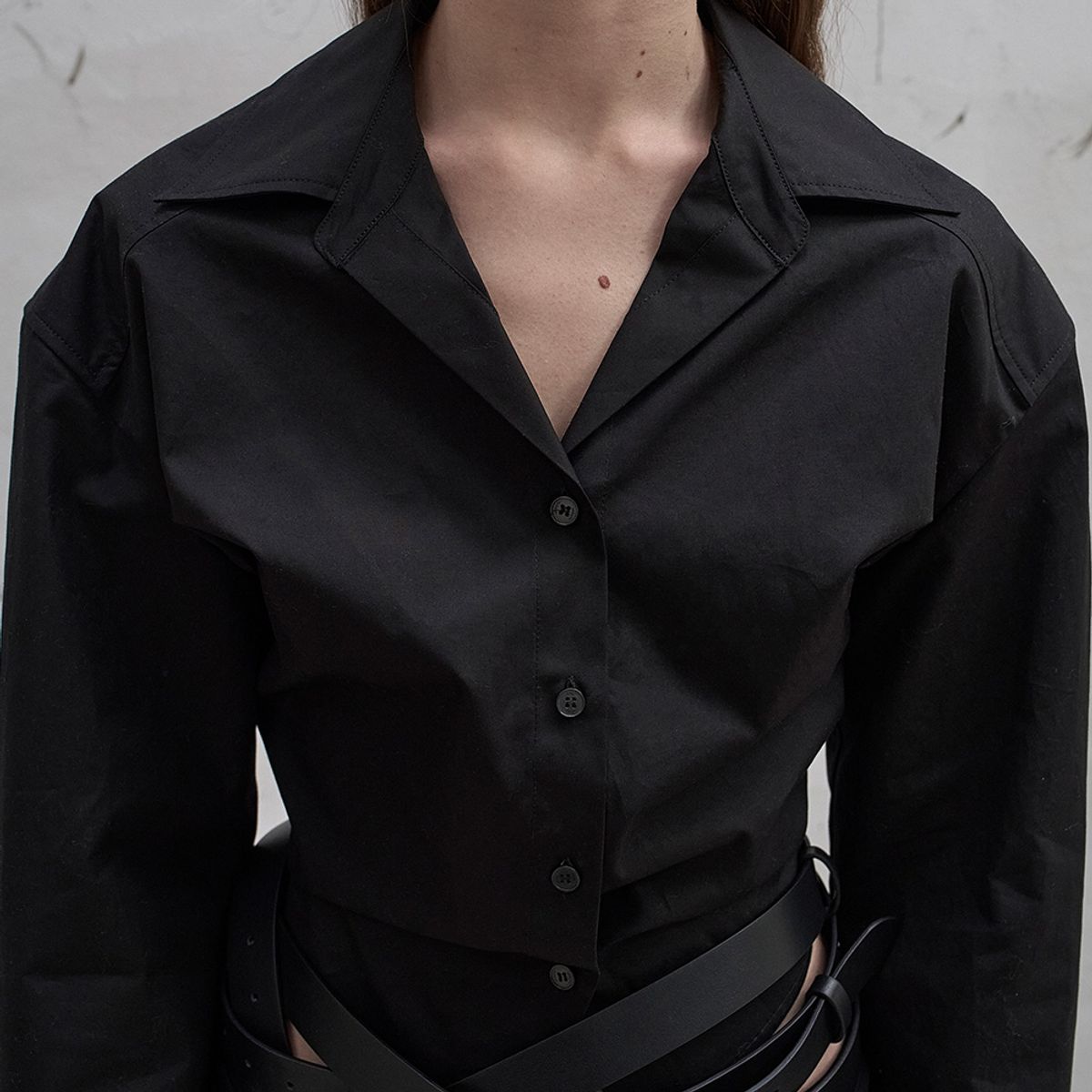 엘씨디씨티엠(LCDC™) TWISTED-DETAIL SHIRT (BLACK)