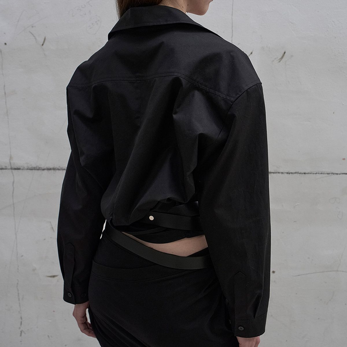 엘씨디씨티엠(LCDC™) TWISTED-DETAIL SHIRT (BLACK)