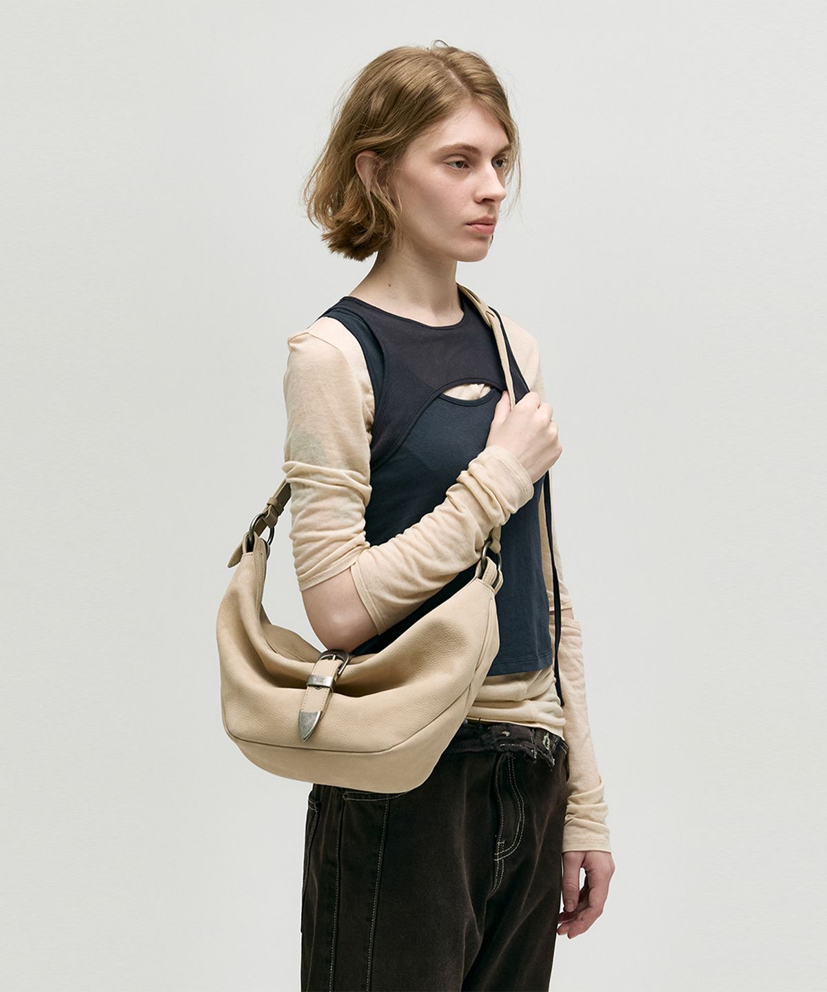 마지셔우드(MARGESHERWOOD) BELTED HOBO MEDIUM_nude nubuck