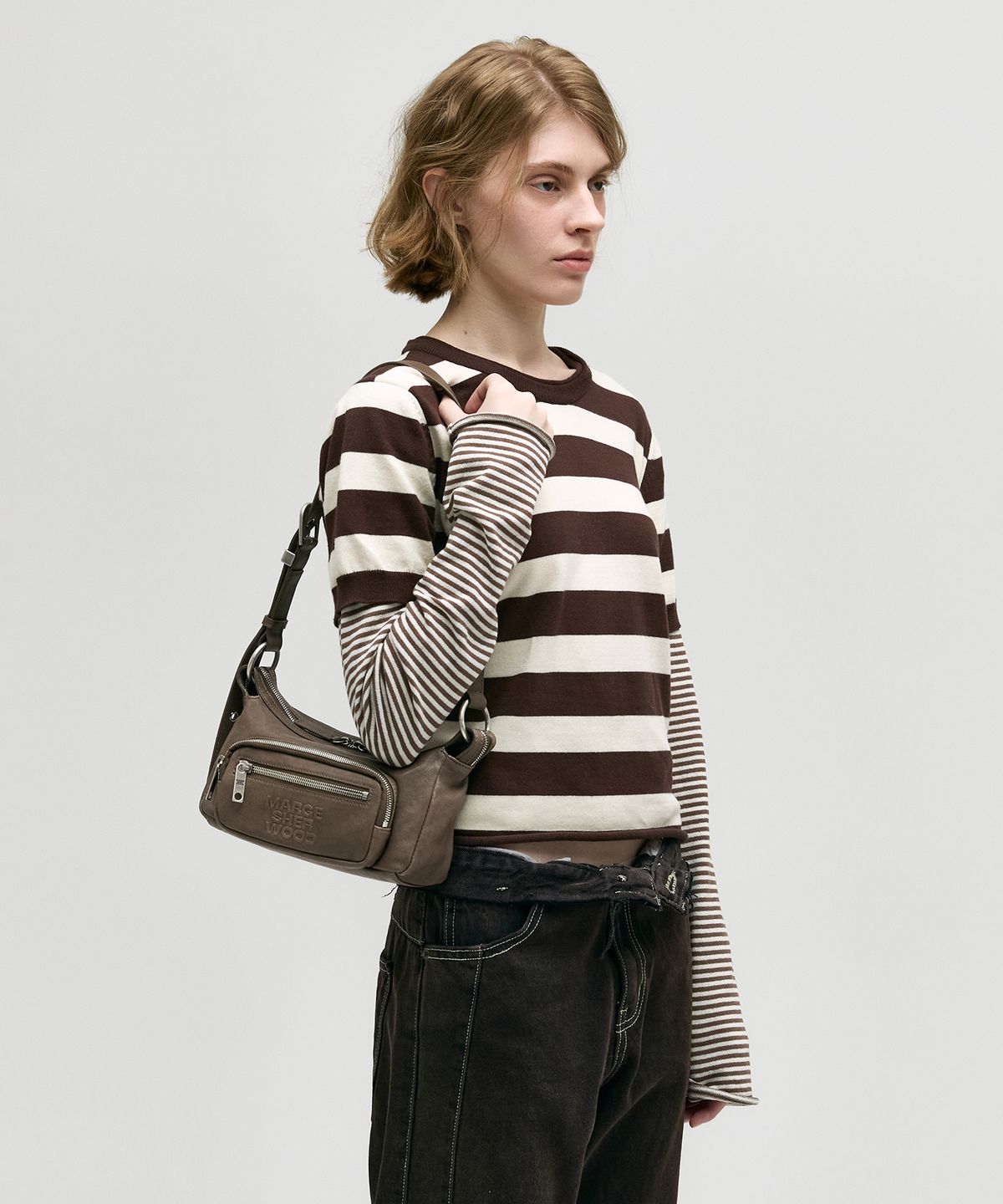 마지셔우드(MARGESHERWOOD) OUTPOCKET HOBO MINI_taupe washed nappa