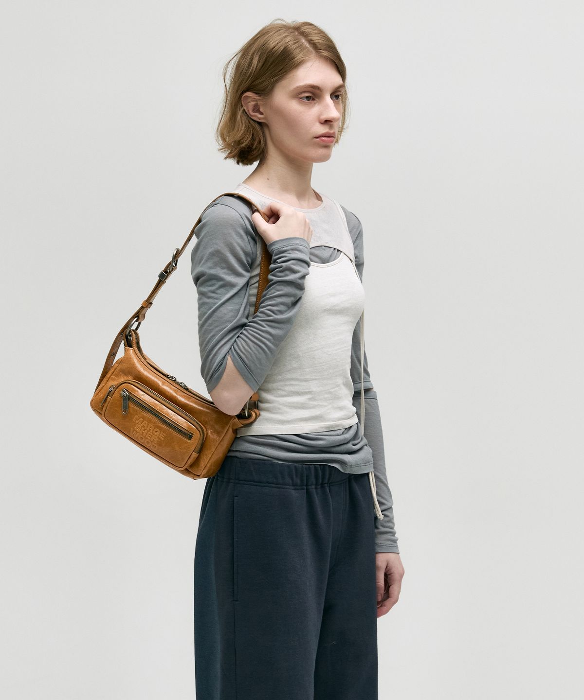 마지셔우드(MARGESHERWOOD) OUTPOCKET HOBO MINI_soft camel pull-up crinkle