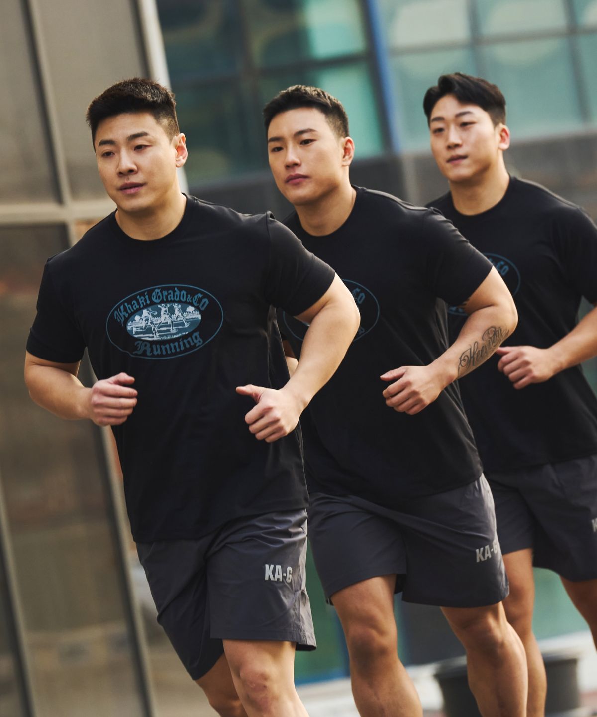 카키그라도(KHAKI GRADO) 러닝클럽 스탠다드핏 반팔 티셔츠 (Black)