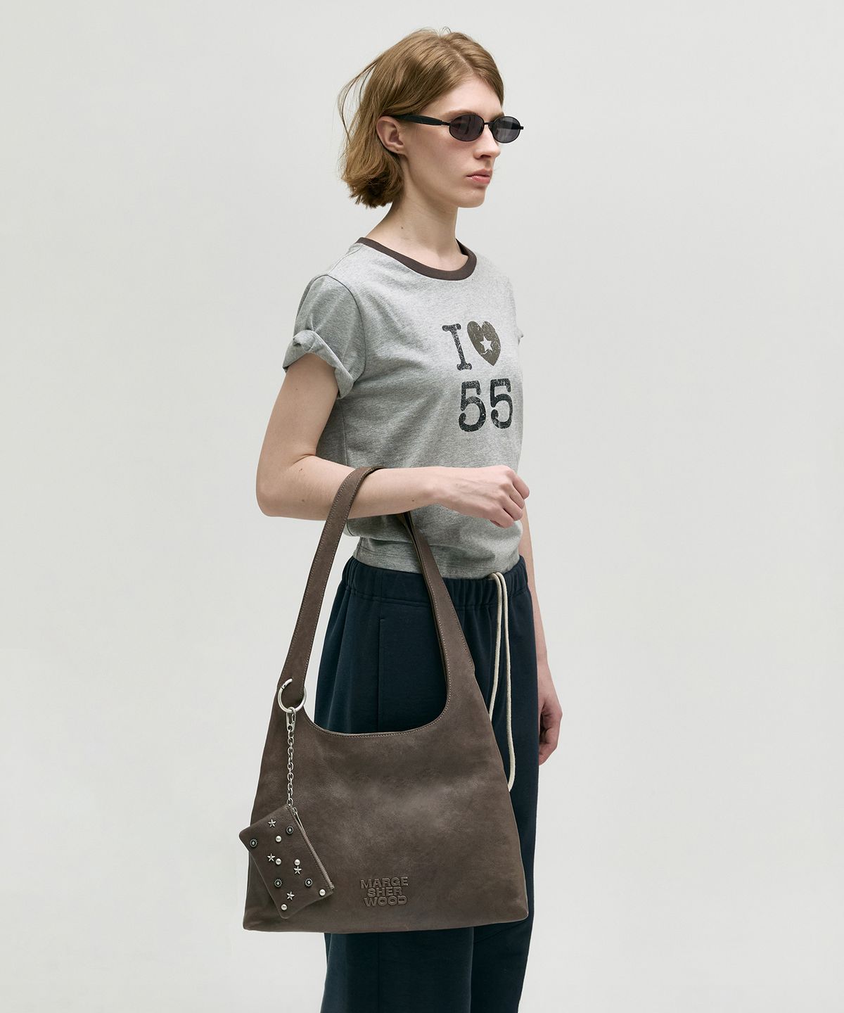 마지셔우드(MARGESHERWOOD) HALTER HOBO LARGE_taupe washed nappa