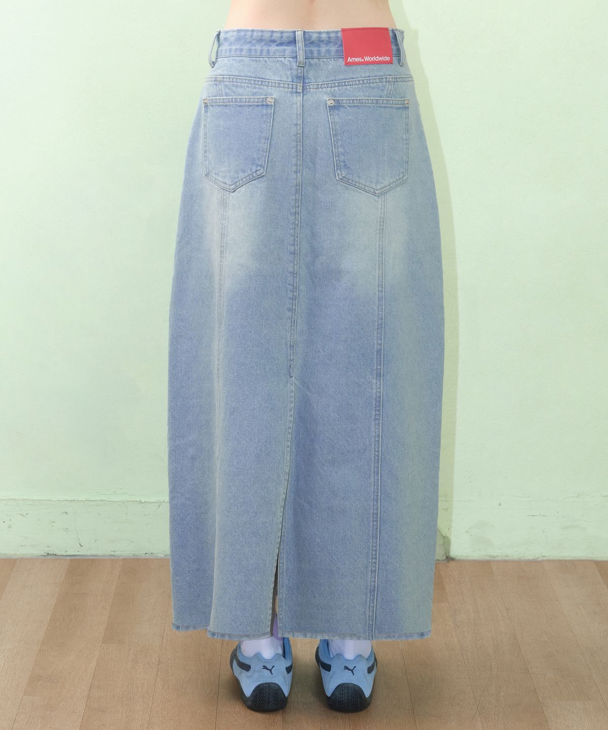 아메스 월드와이드(AMES-WORLDWIDE) CURVED LINE DENIM LONG SKIRT LIGHT BLUE