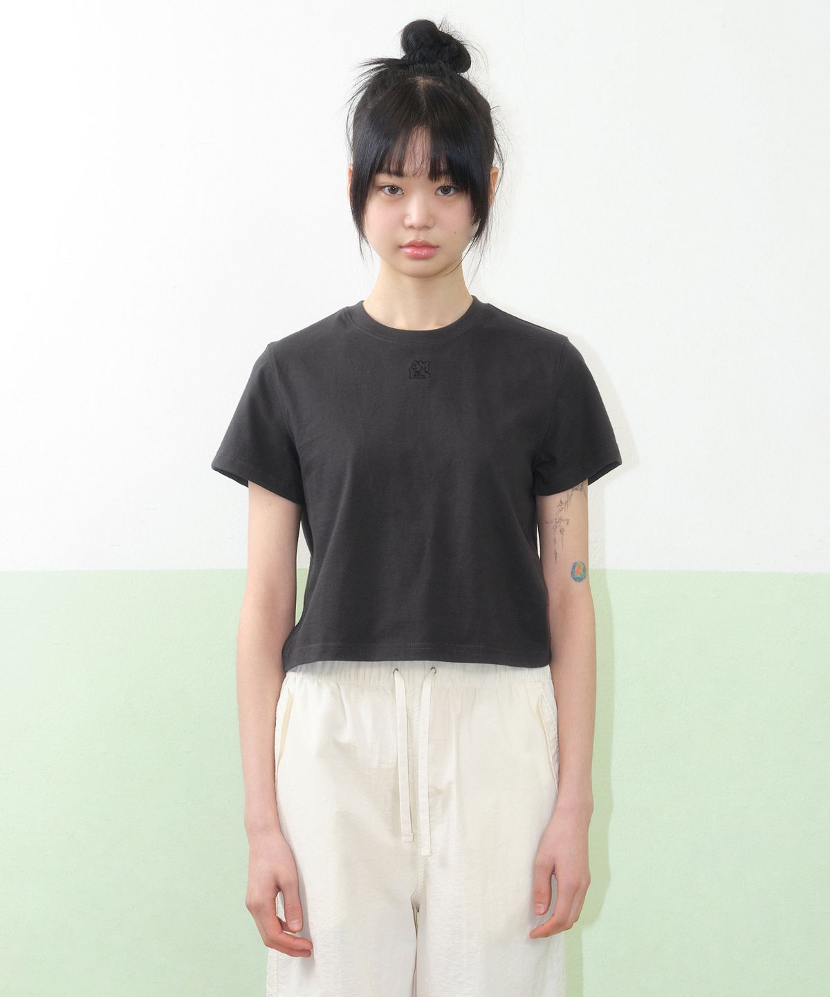 아메스 월드와이드(AMES-WORLDWIDE) BASIC SMALL LOGO CROP TEE CHARCOAL
