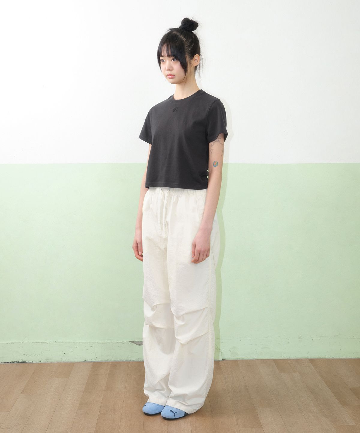 아메스 월드와이드(AMES-WORLDWIDE) BASIC SMALL LOGO CROP TEE CHARCOAL