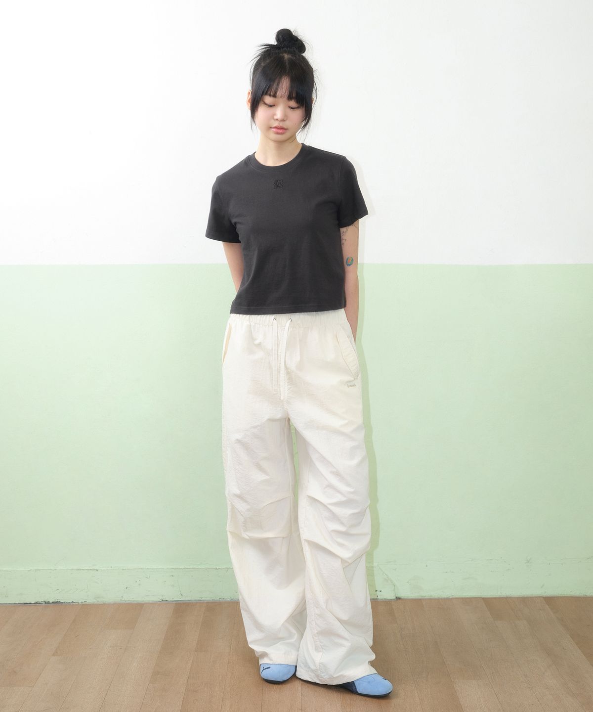 아메스 월드와이드(AMES-WORLDWIDE) BASIC SMALL LOGO CROP TEE CHARCOAL