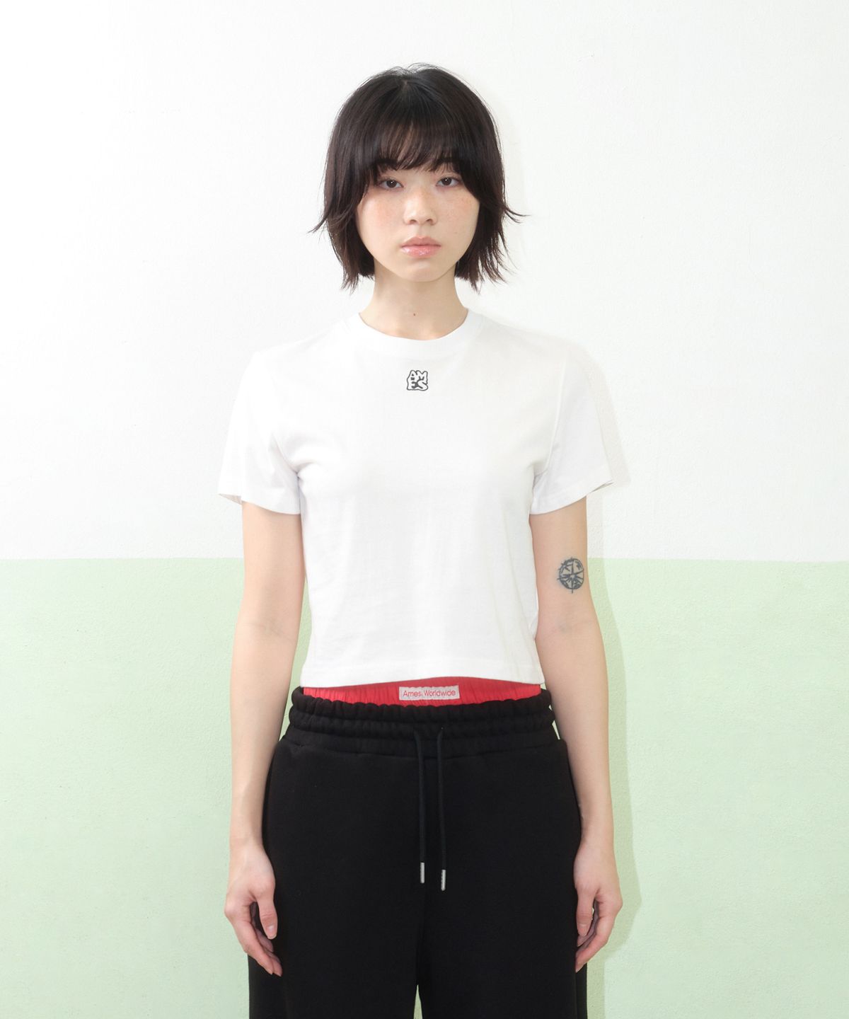 아메스 월드와이드(AMES-WORLDWIDE) BASIC SMALL LOGO CROP TEE WHITE