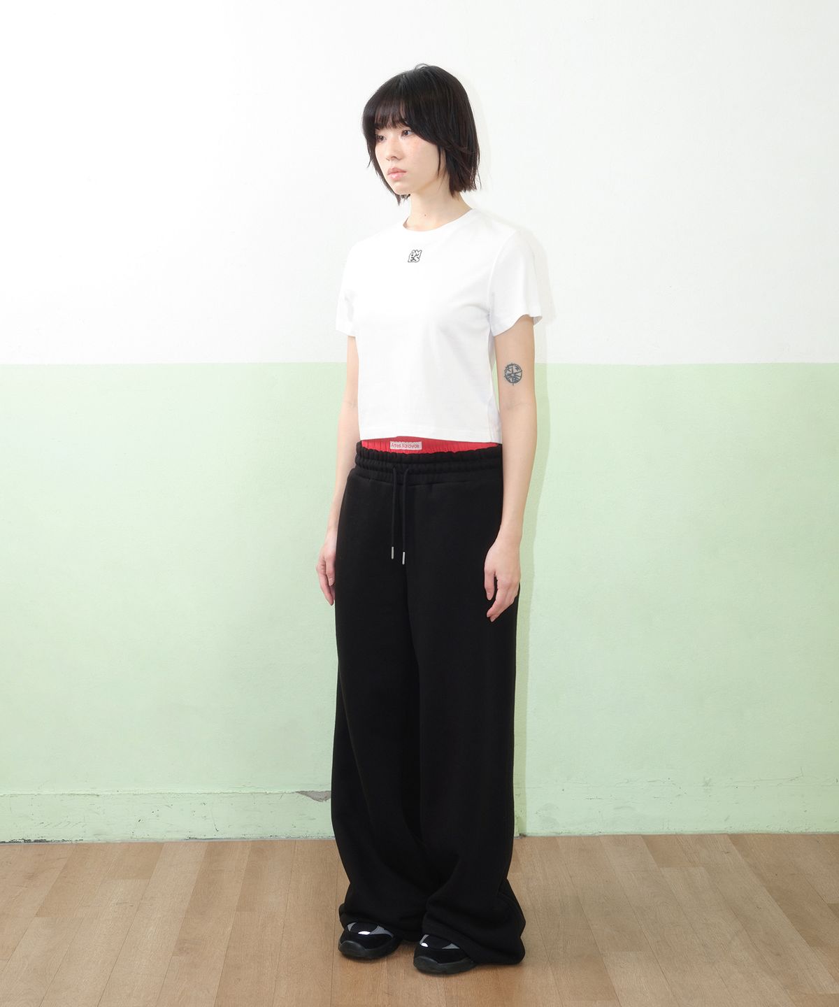 아메스 월드와이드(AMES-WORLDWIDE) BASIC SMALL LOGO CROP TEE WHITE