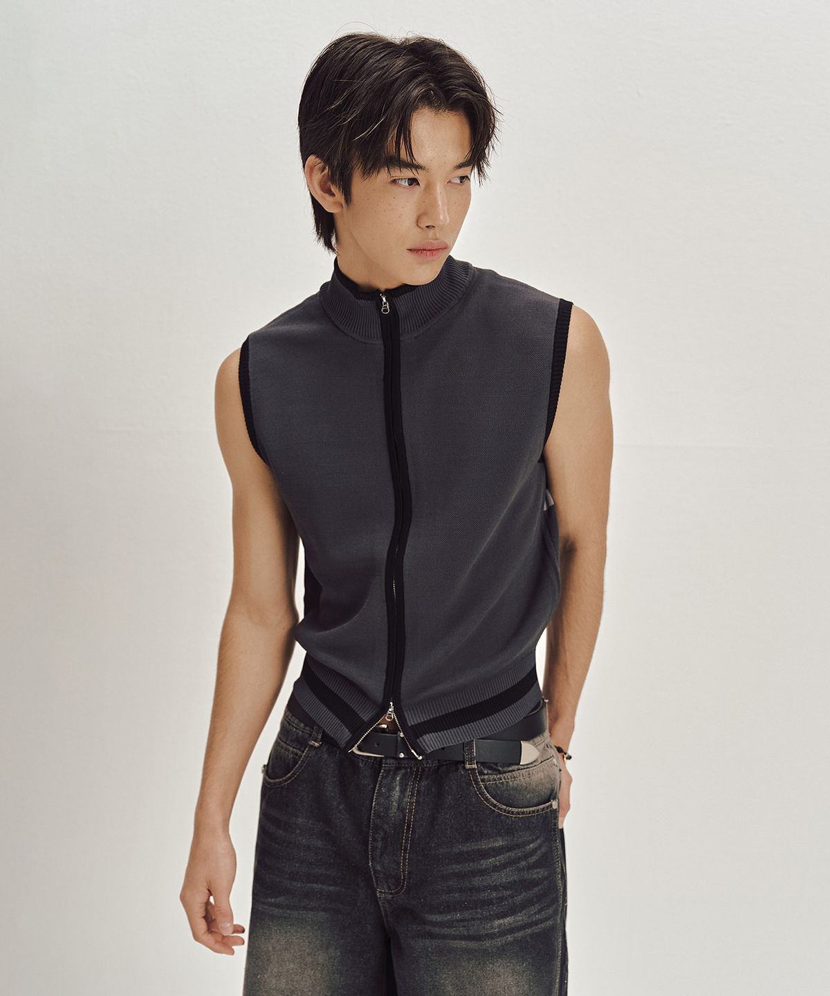 세컨모놀로그(SECONDMONO) 03 그래픽 하이넥 니트 집업 베스트 [CHARCOAL]_SEVT005CHARCOAL