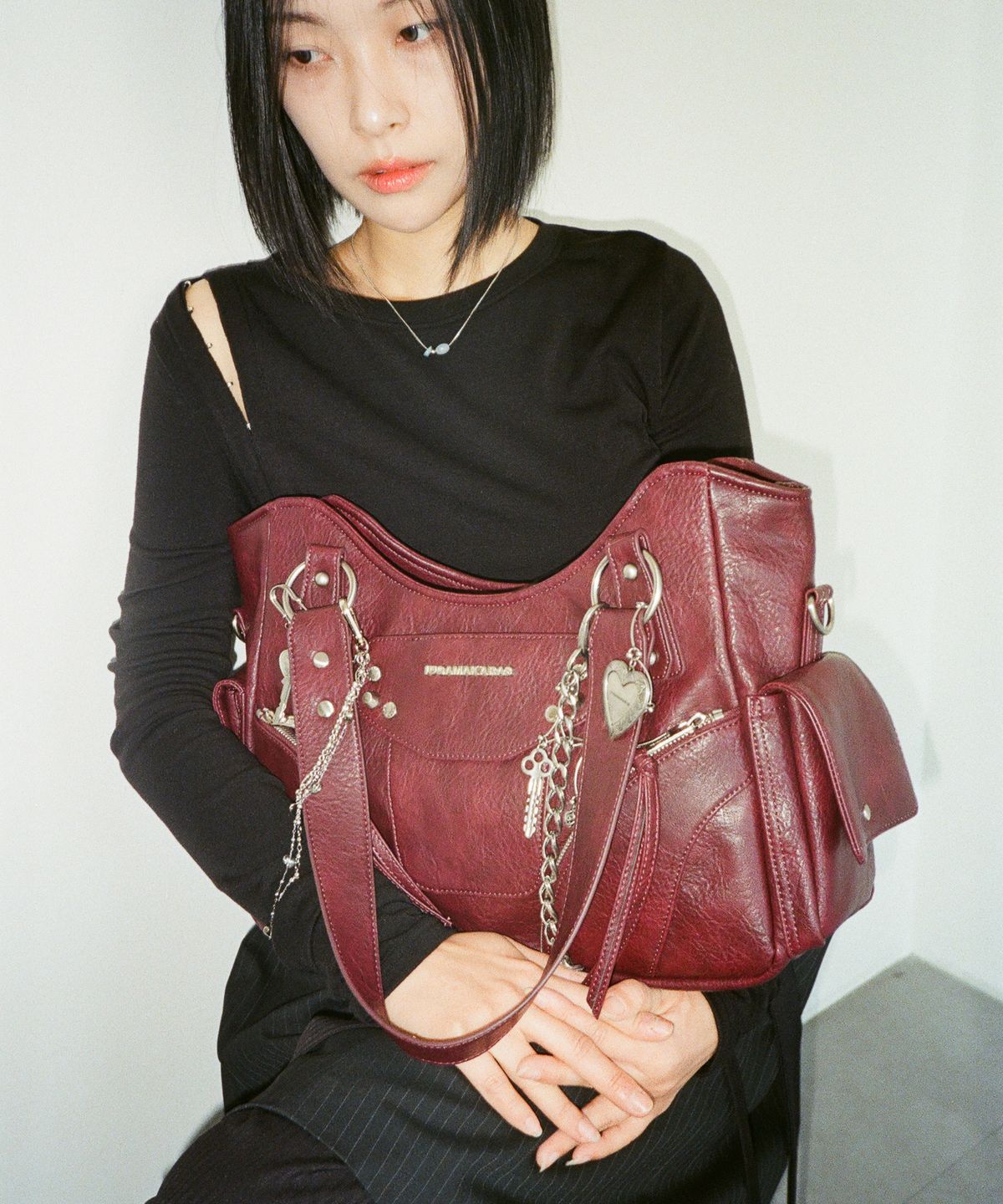 이우가마카라스(IUGAMAKARAS) Studded Leather Shoulder Bag (Burgundy)