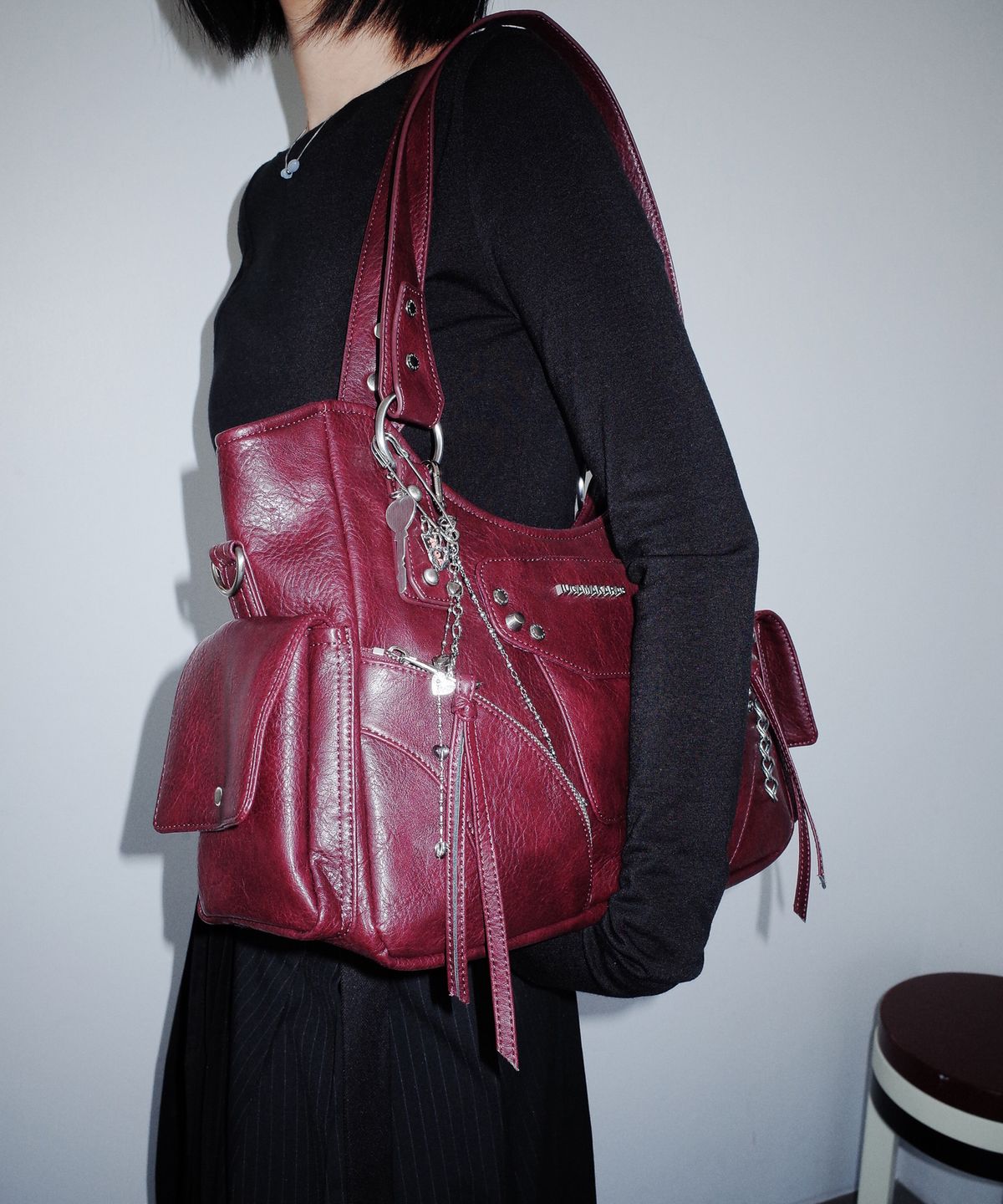 이우가마카라스(IUGAMAKARAS) Studded Leather Shoulder Bag (Burgundy)