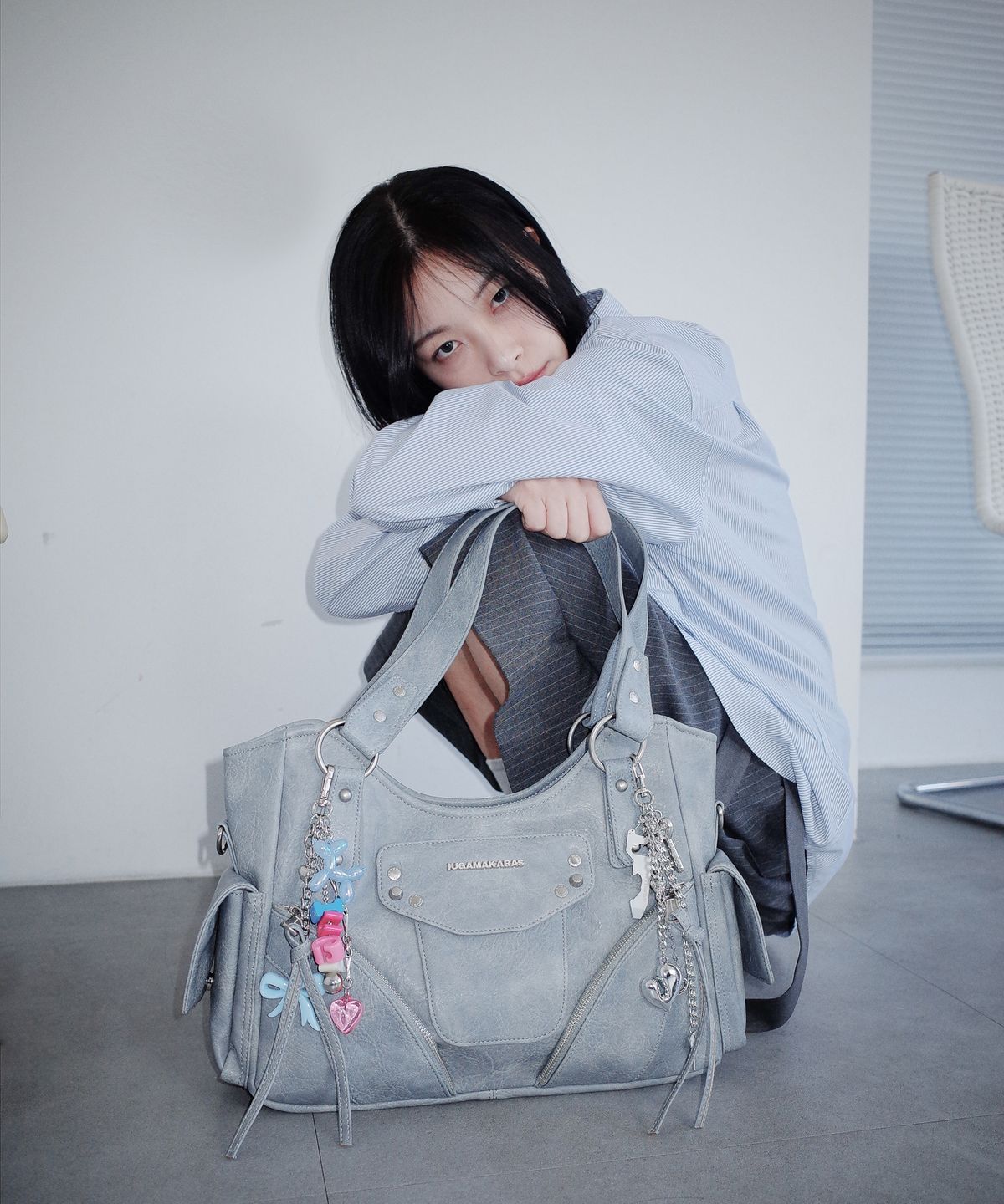 이우가마카라스(IUGAMAKARAS) Studded Leather Shoulder Bag (Sky Blue)