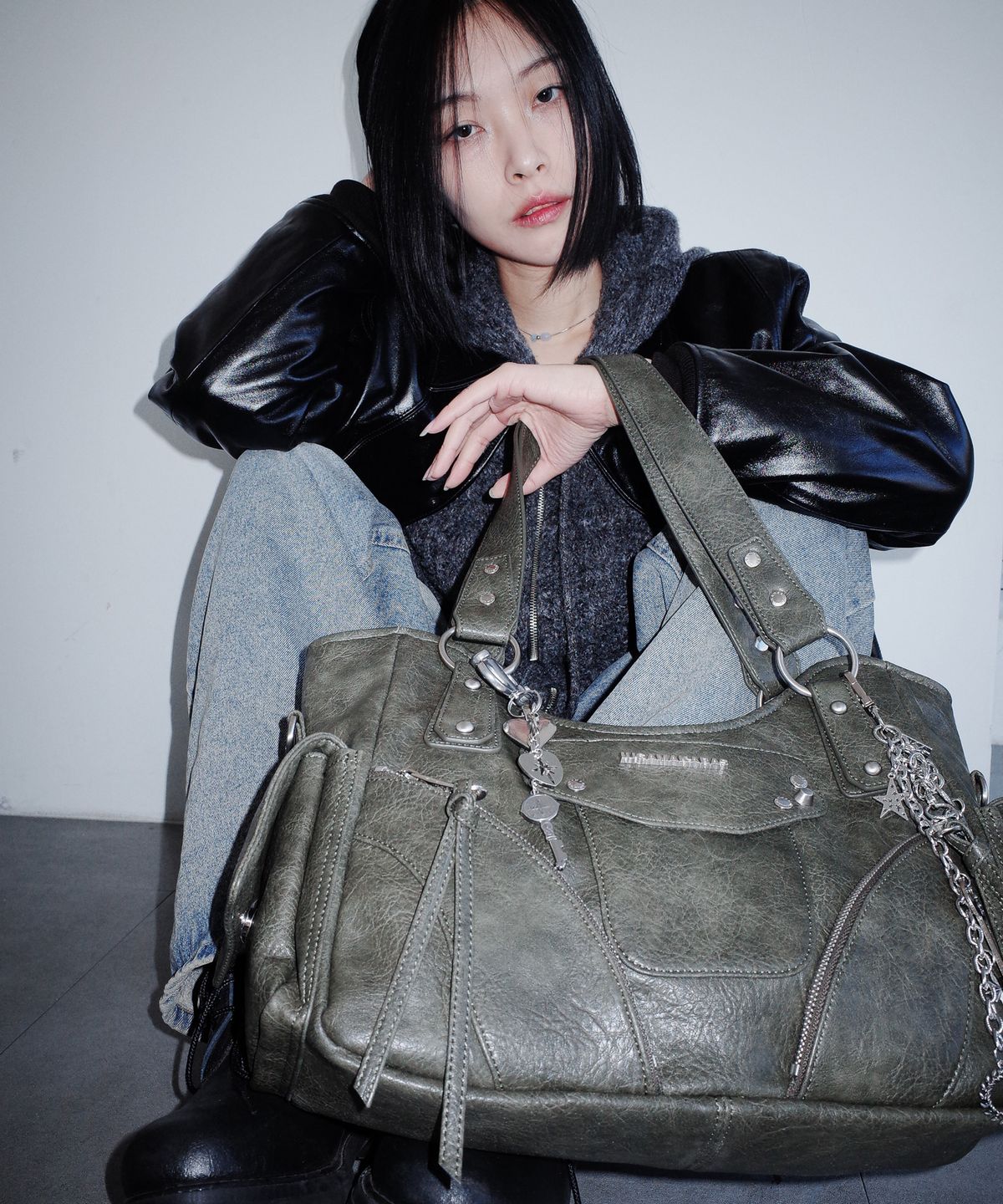 이우가마카라스(IUGAMAKARAS) Studded Leather Shoulder Bag (Khaki)