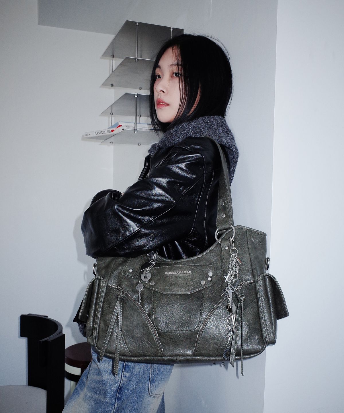 이우가마카라스(IUGAMAKARAS) Studded Leather Shoulder Bag (Khaki)