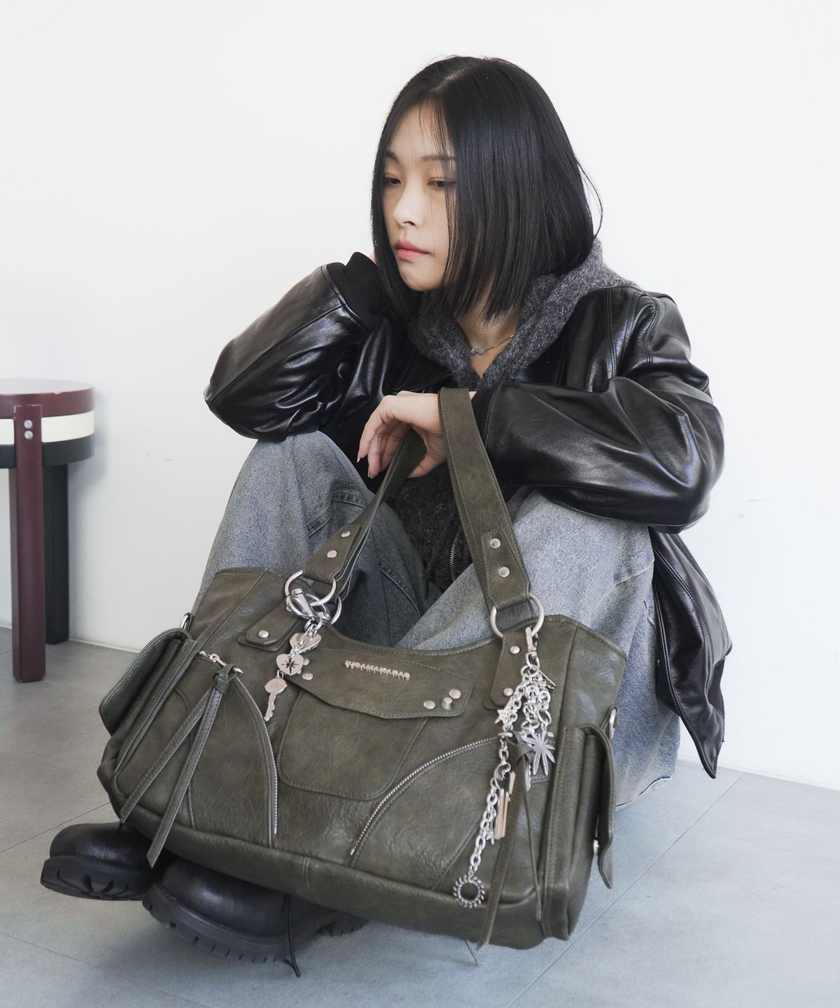 이우가마카라스(IUGAMAKARAS) Studded Leather Shoulder Bag (Khaki)