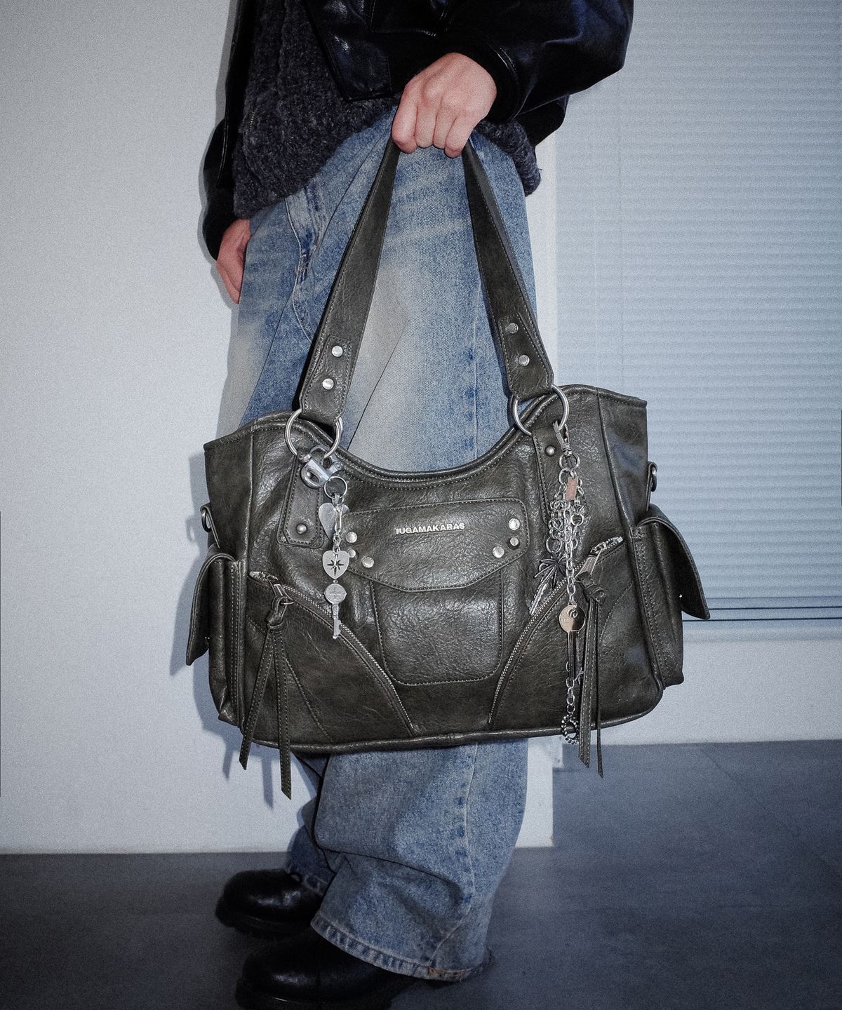 이우가마카라스(IUGAMAKARAS) Studded Leather Shoulder Bag (Khaki)
