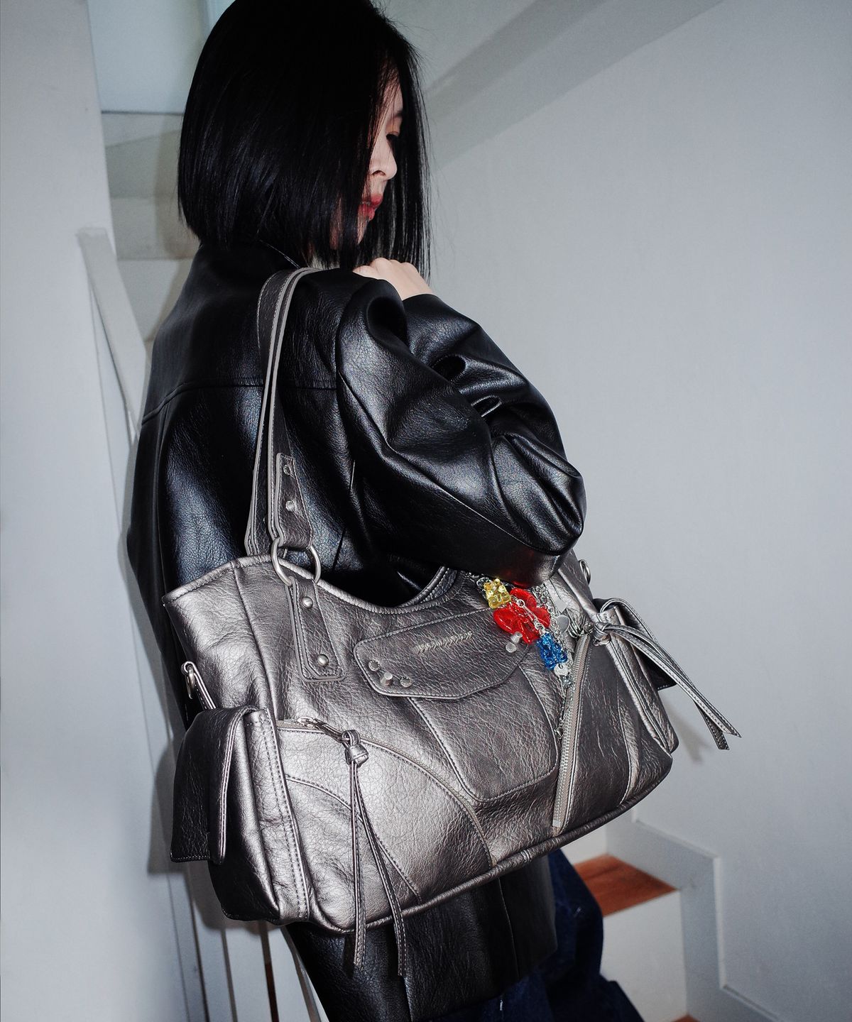 이우가마카라스(IUGAMAKARAS) Studded Leather Shoulder Bag (Silver)
