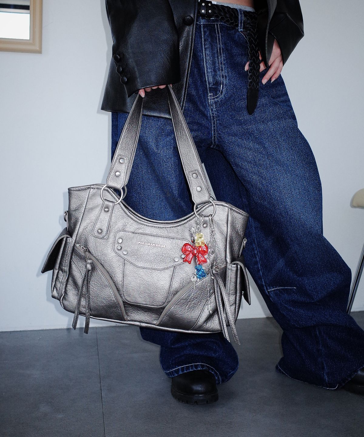 이우가마카라스(IUGAMAKARAS) Studded Leather Shoulder Bag (Silver)