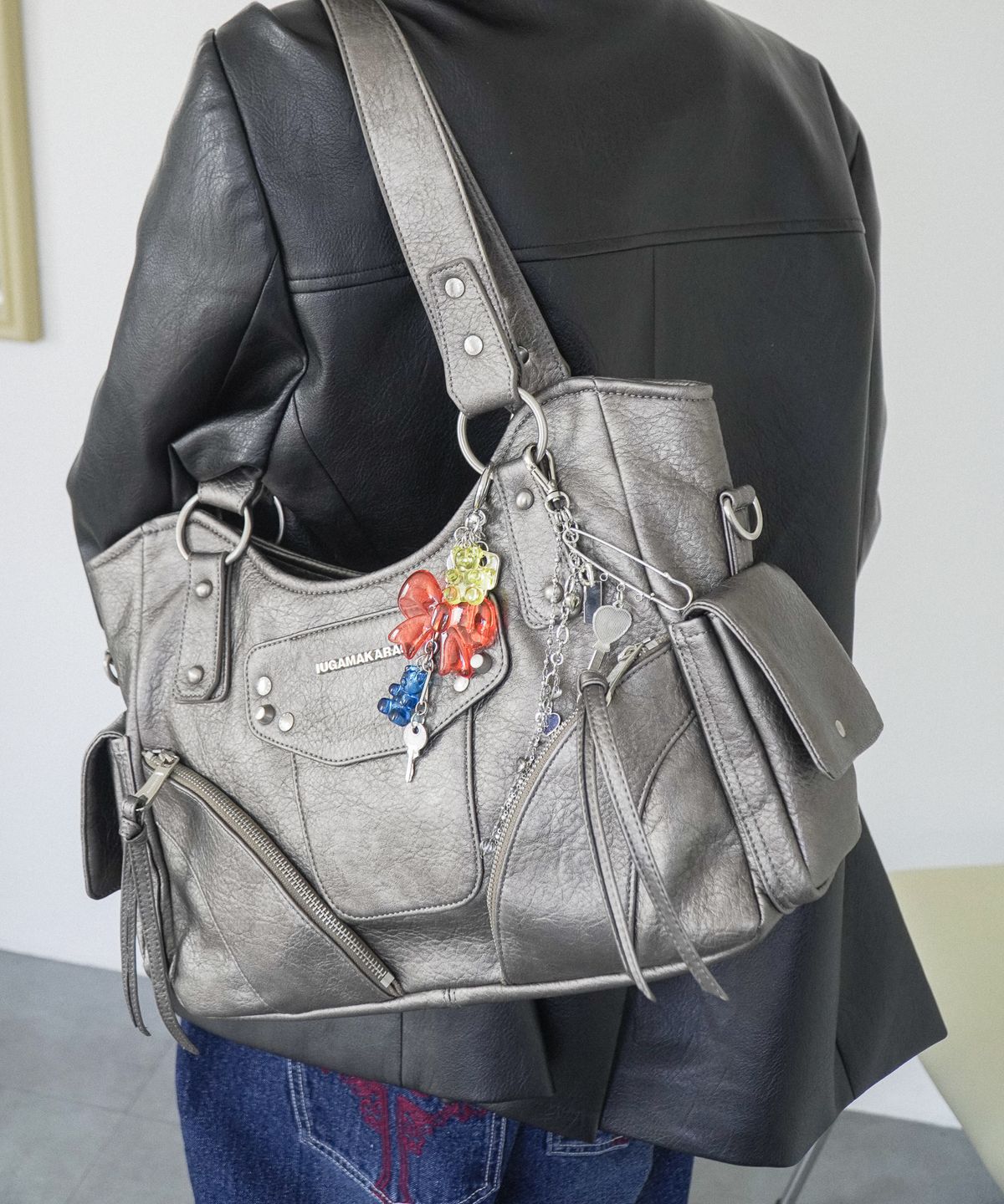 이우가마카라스(IUGAMAKARAS) Studded Leather Shoulder Bag (Silver)
