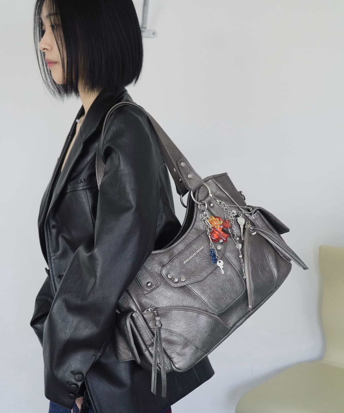 이우가마카라스(IUGAMAKARAS) Studded Leather Shoulder Bag (Silver)