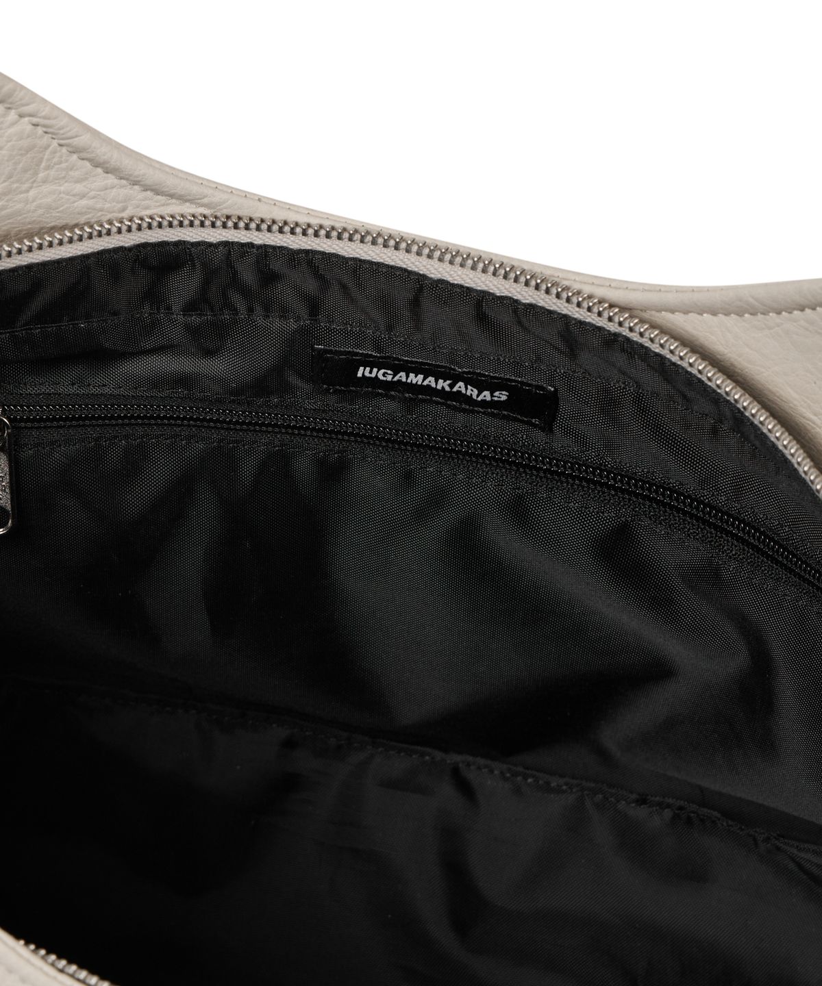 이우가마카라스(IUGAMAKARAS) Studded Leather Shoulder Bag (Cream)