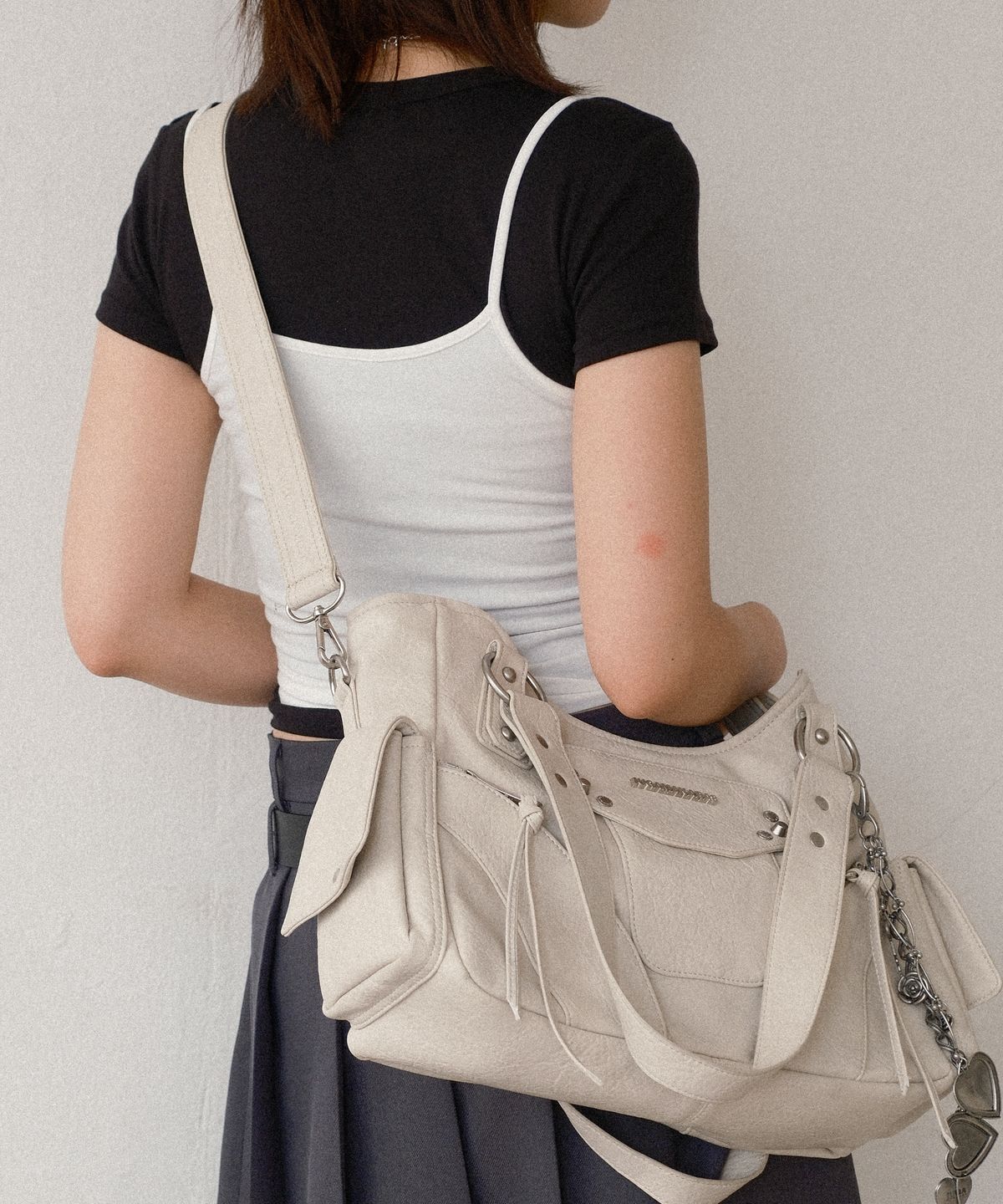 이우가마카라스(IUGAMAKARAS) Studded Leather Shoulder Bag (Cream)