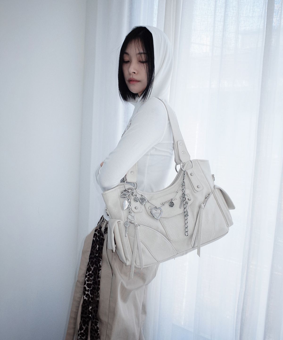 이우가마카라스(IUGAMAKARAS) Studded Leather Shoulder Bag (Cream)